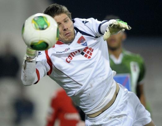 Adriano Facchini - nunca passou por um clube de expresso no Brasil. Entre tantos, os mais conhecidos so Portuguesa Santista, Boavista-RJ e Amrica-RN. Em Portugal desde 2009, Adriano vestiu as camisas de Unio da Madeira e Gil Vicente, pelo qual atua h trs temporadas.