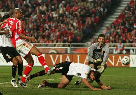 Vincius - talvez seja o menos conhecido desta lista. Entre 2002 e 2007, o guarda-redes (como dizem em Portugal) disputou competies por Unio da Madeira, Camacha e Penafiel, clube pelo qual participou da Primeira Liga Portuguesa. 