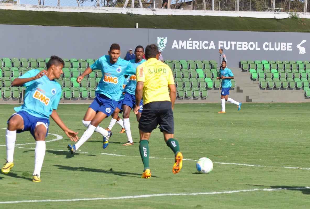 Os reservas do Amrica venceram jogo-treino contra a equipe sub-20 do Cruzeiro, no CT Lanna Drumond. Rubens e Jnior Nego fizeram os gols do Coelho, enquanto Judivan, em cobrana de pnalti, descontou para a Raposa
