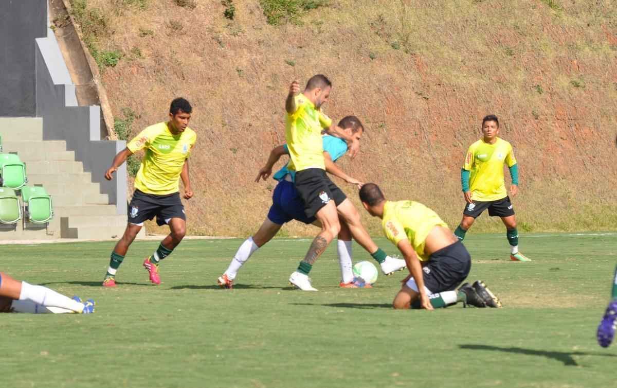 Os reservas do Amrica venceram jogo-treino contra a equipe sub-20 do Cruzeiro, no CT Lanna Drumond. Rubens e Jnior Nego fizeram os gols do Coelho, enquanto Judivan, em cobrana de pnalti, descontou para a Raposa