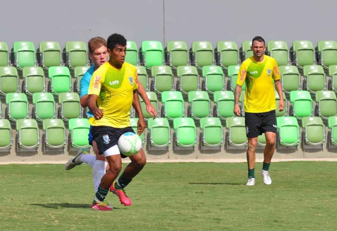 Os reservas do Amrica venceram jogo-treino contra a equipe sub-20 do Cruzeiro, no CT Lanna Drumond. Rubens e Jnior Nego fizeram os gols do Coelho, enquanto Judivan, em cobrana de pnalti, descontou para a Raposa
