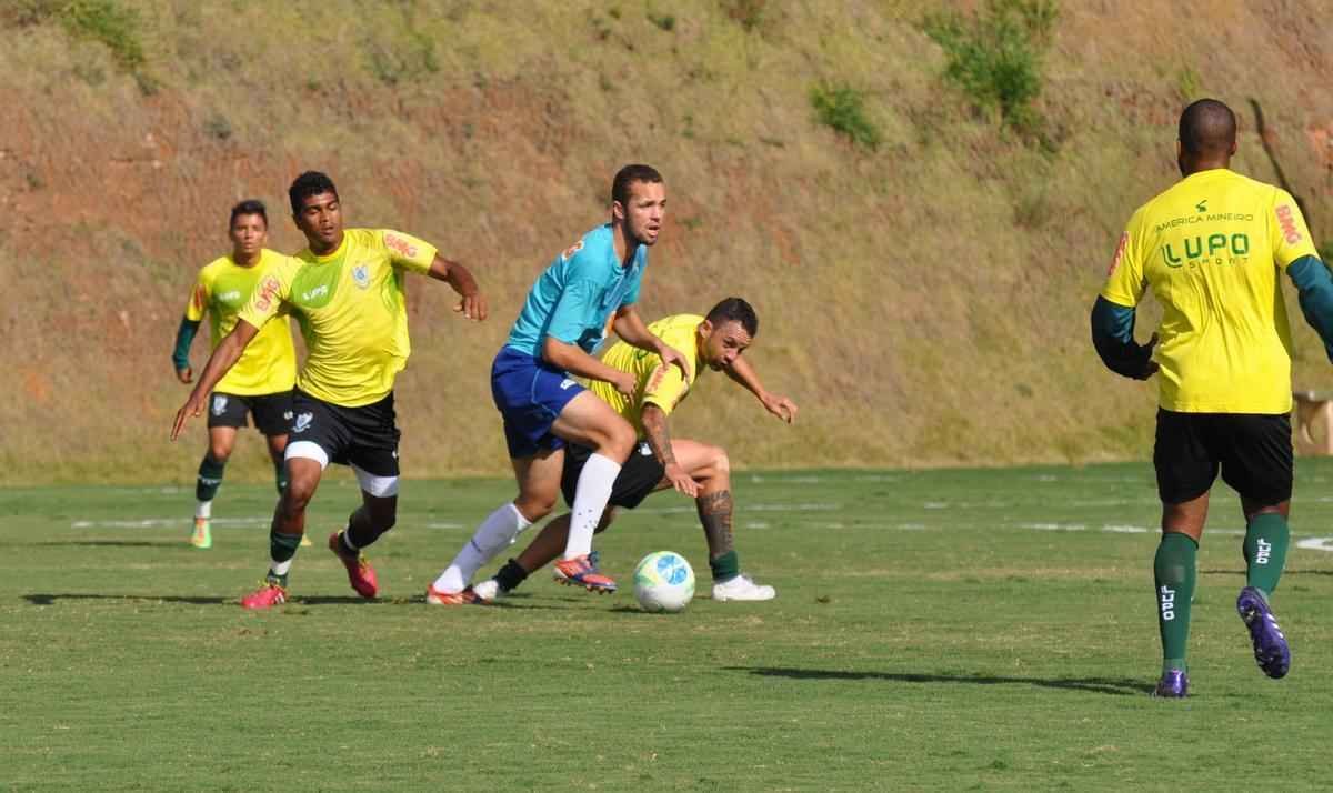 Os reservas do Amrica venceram jogo-treino contra a equipe sub-20 do Cruzeiro, no CT Lanna Drumond. Rubens e Jnior Nego fizeram os gols do Coelho, enquanto Judivan, em cobrana de pnalti, descontou para a Raposa