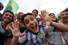 Desde as primeiras horas do sbado, argentinos tomaram conta da orla carioca