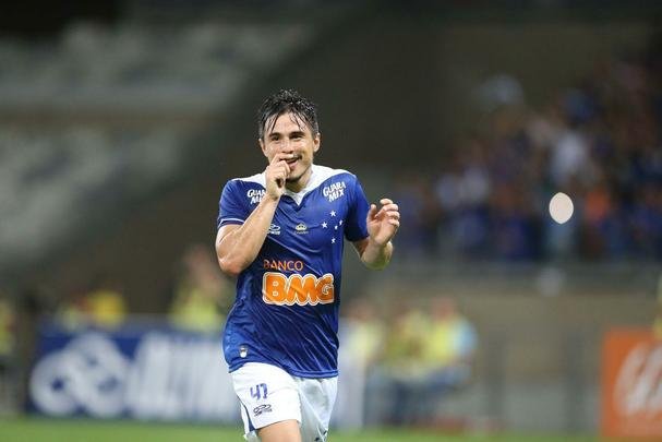 Contra a Portuguesa, o Cruzeiro fez 4 a 0 em 30 minutos e Willian marcou um dos gols. A essa altura, ele j era xod da torcida e, por isso, comemorou com o dedo indicador em cima do bigode.