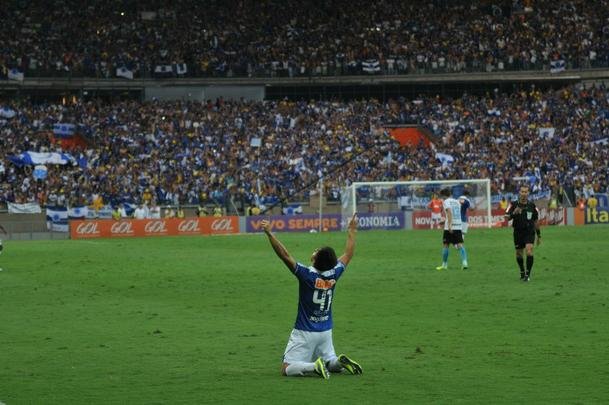 Willian marcou o segundo gol da goleada por 3 a 0 sobre o Grmio, no Mineiro lotado, em jogo que o time deu a volta olmpica de campeo brasileiro no Mineiro.