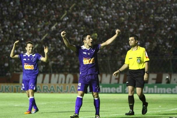 No jogo em que o ttulo brasileiro foi confirmado oficialmente, contra o Vitria, em Salvador, Willian abriu o caminho da vitria por 3 a 1.