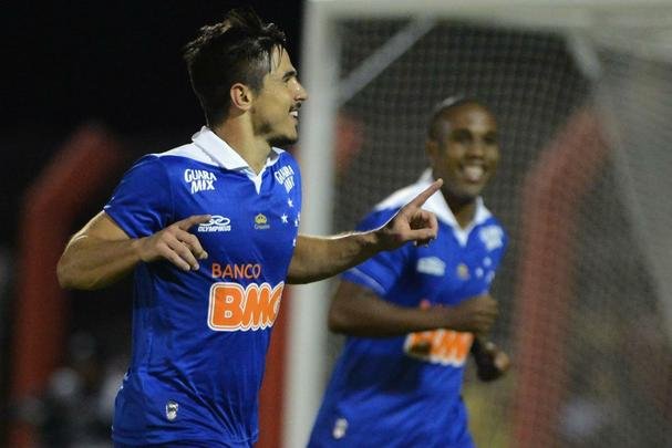 Willian voltou a ser decisivo contra o Internacional, no Sul, e marcou o gol da vitria por 2 a 1 em Novo Hamburgo.