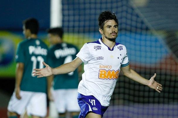 Decisivo contra o Gois, Willian comemora o gol da virada no Serra Dourada.