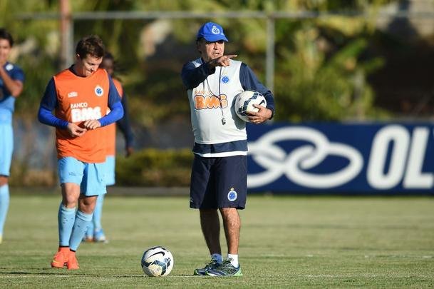 Marquinhos treinou entre os titulares, enquanto Willian, sem contrato, fez treino fsico  parte
