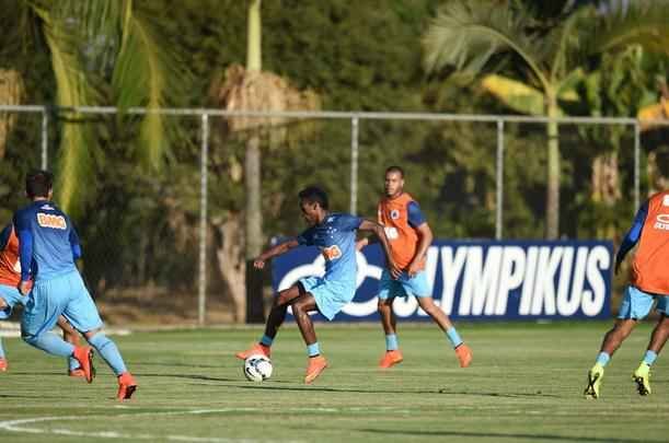 Marquinhos treinou entre os titulares, enquanto Willian, sem contrato, fez treino fsico  parte