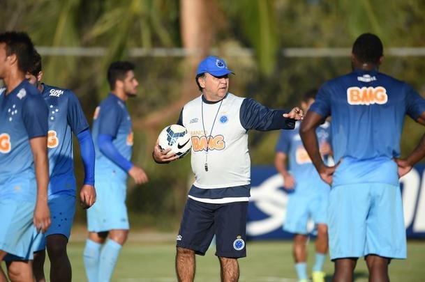 Marquinhos treinou entre os titulares, enquanto Willian, sem contrato, fez treino fsico  parte