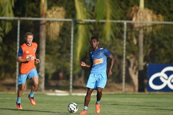 Marquinhos treinou entre os titulares, enquanto Willian, sem contrato, fez treino fsico  parte