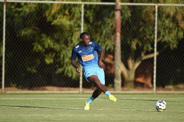 Marquinhos treinou entre os titulares, enquanto Willian, sem contrato, fez treino fsico  parte