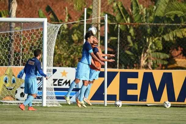 Marquinhos treinou entre os titulares, enquanto Willian, sem contrato, fez treino fsico  parte