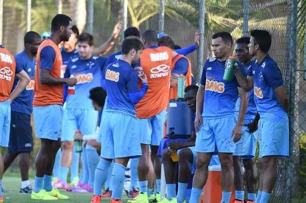 Marquinhos treinou entre os titulares, enquanto Willian, sem contrato, fez treino fsico  parte