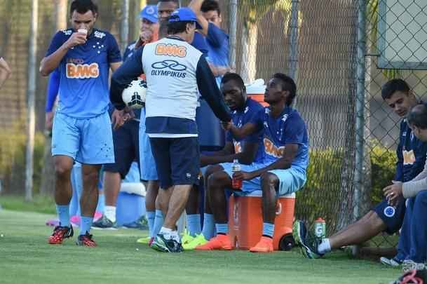 Marquinhos treinou entre os titulares, enquanto Willian, sem contrato, fez treino fsico  parte