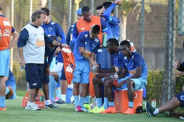 Marquinhos treinou entre os titulares, enquanto Willian, sem contrato, fez treino fsico  parte