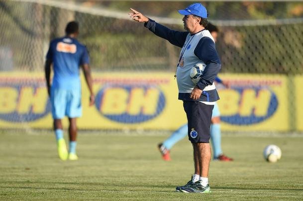 Marquinhos treinou entre os titulares, enquanto Willian, sem contrato, fez treino fsico  parte