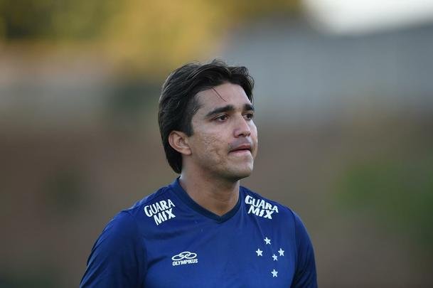 Marquinhos treinou entre os titulares, enquanto Willian, sem contrato, fez treino fsico  parte