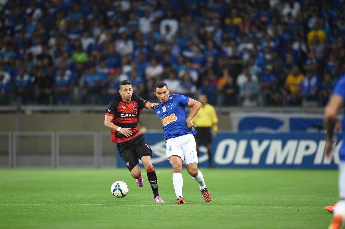 Imagens do triunfo do Cruzeiro sobre o Vitria, por 3 a 1, no Mineiro, pelo Brasileiro