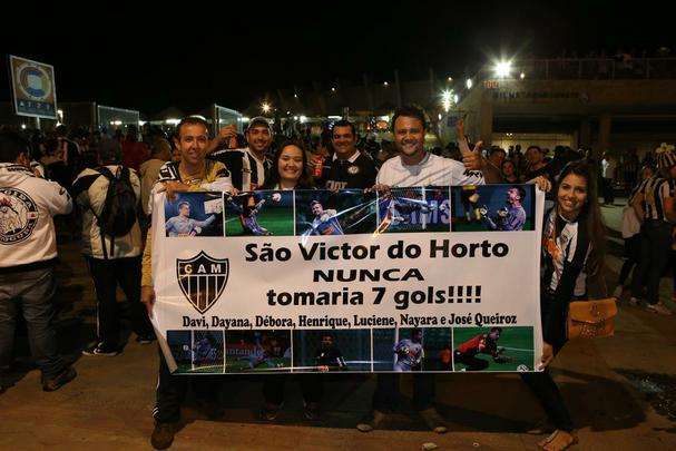 Imagens da festa da torcida do Atltico nos arredores do Mineiro para final contra o Lans