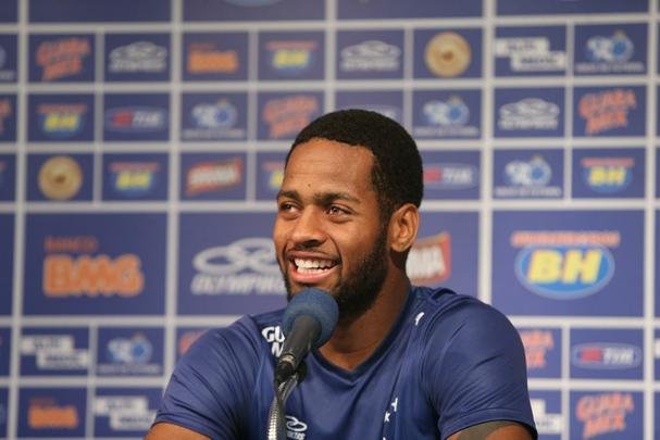 Treino do Cruzeiro nesta quinta-feira teve novidades no time e no visual dos atletas