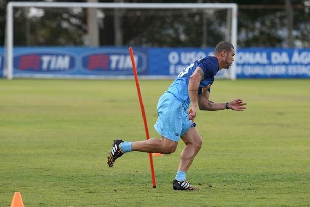 Treino do Cruzeiro nesta quinta-feira teve novidades no time e no visual dos atletas