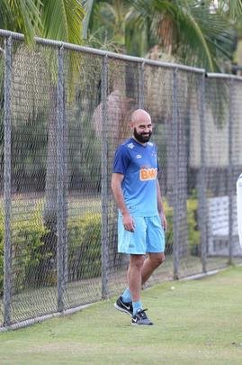 Treino do Cruzeiro nesta quinta-feira teve novidades no time e no visual dos atletas