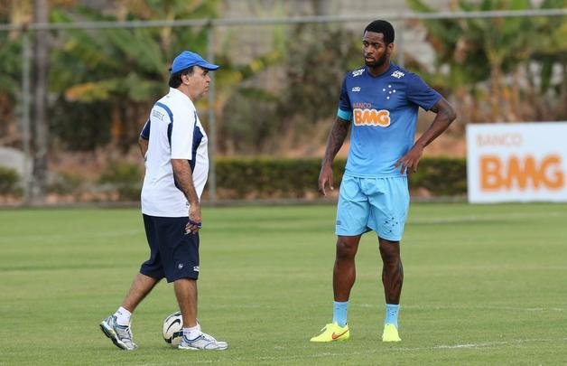 Treino do Cruzeiro nesta quinta-feira teve novidades no time e no visual dos atletas