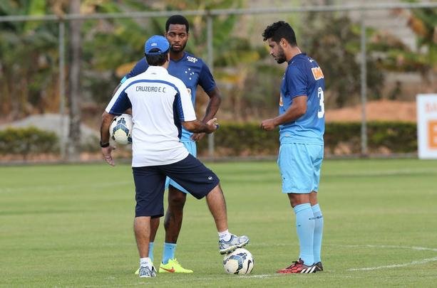 Treino do Cruzeiro nesta quinta-feira teve novidades no time e no visual dos atletas