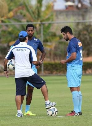 Treino do Cruzeiro nesta quinta-feira teve novidades no time e no visual dos atletas