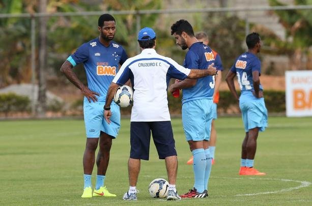 Treino do Cruzeiro nesta quinta-feira teve novidades no time e no visual dos atletas