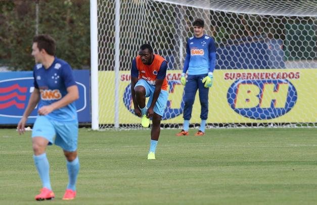 Treino do Cruzeiro nesta quinta-feira teve novidades no time e no visual dos atletas