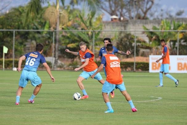 Treino do Cruzeiro nesta quinta-feira teve novidades no time e no visual dos atletas