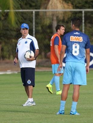 Treino do Cruzeiro nesta quinta-feira teve novidades no time e no visual dos atletas