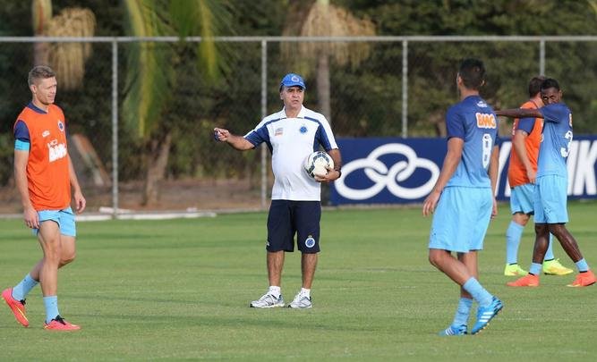 Treino do Cruzeiro nesta quinta-feira teve novidades no time e no visual dos atletas