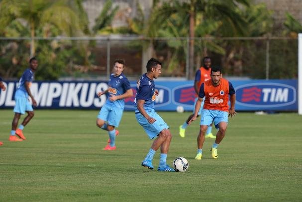Treino do Cruzeiro nesta quinta-feira teve novidades no time e no visual dos atletas