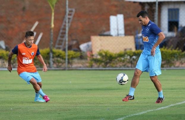 Treino do Cruzeiro nesta quinta-feira teve novidades no time e no visual dos atletas