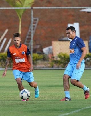 Treino do Cruzeiro nesta quinta-feira teve novidades no time e no visual dos atletas