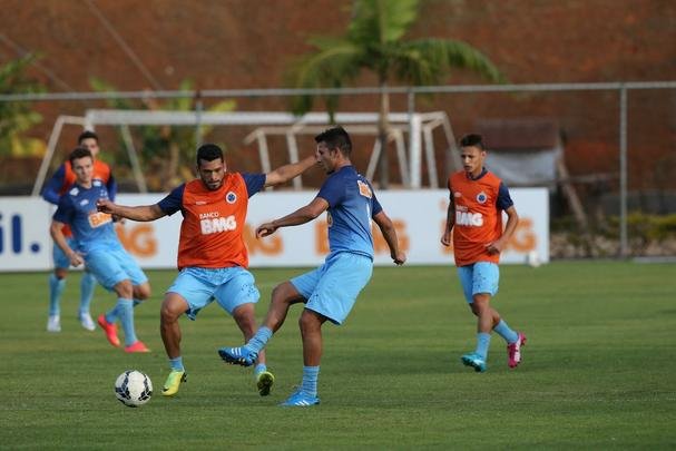 Treino do Cruzeiro nesta quinta-feira teve novidades no time e no visual dos atletas