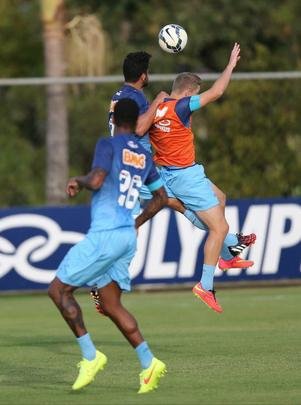 Treino do Cruzeiro nesta quinta-feira teve novidades no time e no visual dos atletas