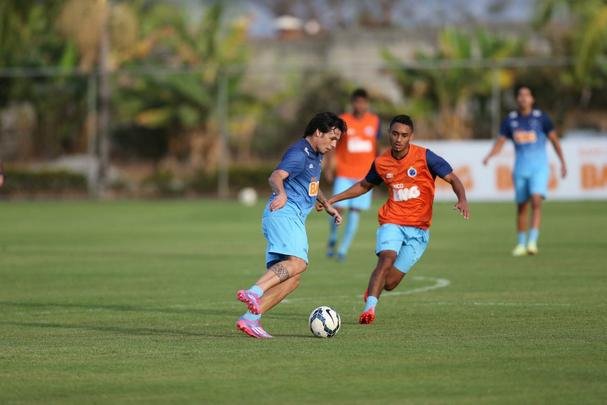 Treino do Cruzeiro nesta quinta-feira teve novidades no time e no visual dos atletas