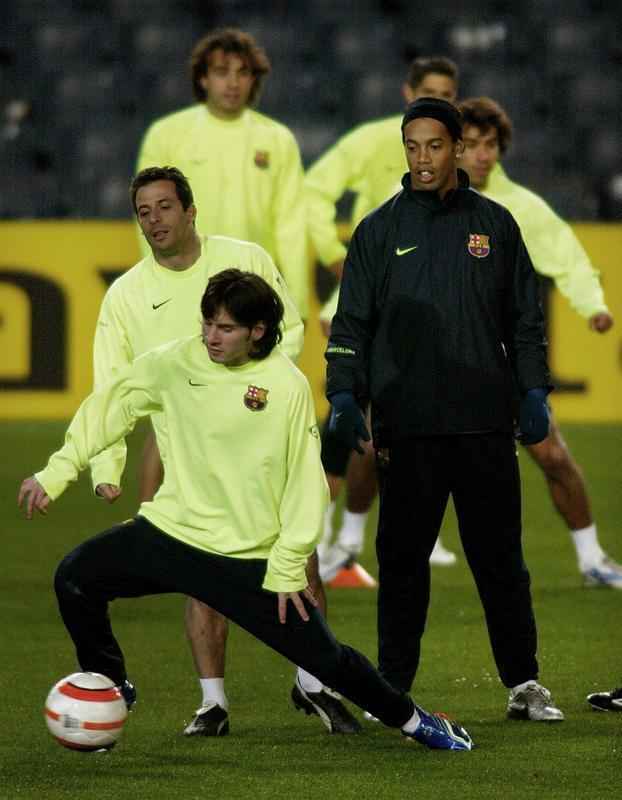 Imagens de arquivo de 2005: Messi e Ronaldinho voltaro a jogar juntos nesta sexta-feira, em Portugal, na despedida de Deco