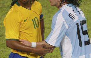 Imagens de arquivo de 2008, na semifinal da Olimpada de Pequim, vencida pela Argentina por 3 a 0: Messi e Ronaldinho voltaro a jogar juntos nesta sexta-feira, em Portugal, na despedida de Deco