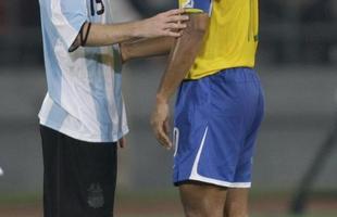 Imagens de arquivo de 2008, na semifinal da Olimpada de Pequim, vencida pela Argentina por 3 a 0: Messi e Ronaldinho voltaro a jogar juntos nesta sexta-feira, em Portugal, na despedida de Deco