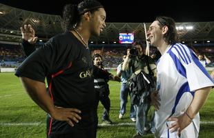 Imagens de arquivo de 2008, em jogo beneficente em Caracas: Messi e Ronaldinho voltaro a jogar juntos nesta sexta-feira, em Portugal, na despedida de Deco