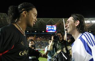 Imagens de arquivo de 2008, em jogo beneficente em Caracas: Messi e Ronaldinho voltaro a jogar juntos nesta sexta-feira, em Portugal, na despedida de Deco