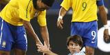 Imagens de arquivo de 2010, em amistoso entre Brasil e Argentina, em Doha: Messi e Ronaldinho voltaro a jogar juntos nesta sexta-feira, em Portugal, na despedida de Deco