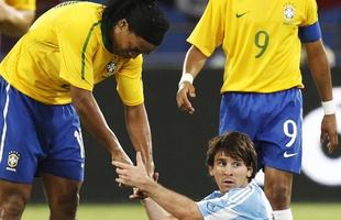 Imagens de arquivo de 2010, em amistoso entre Brasil e Argentina, em Doha: Messi e Ronaldinho voltaro a jogar juntos nesta sexta-feira, em Portugal, na despedida de Deco