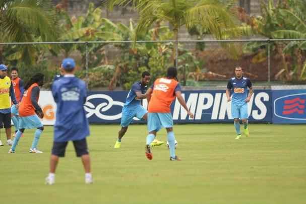 Debaixo de chuva, time realizou treinamento recreativo na Toca da Raposa II